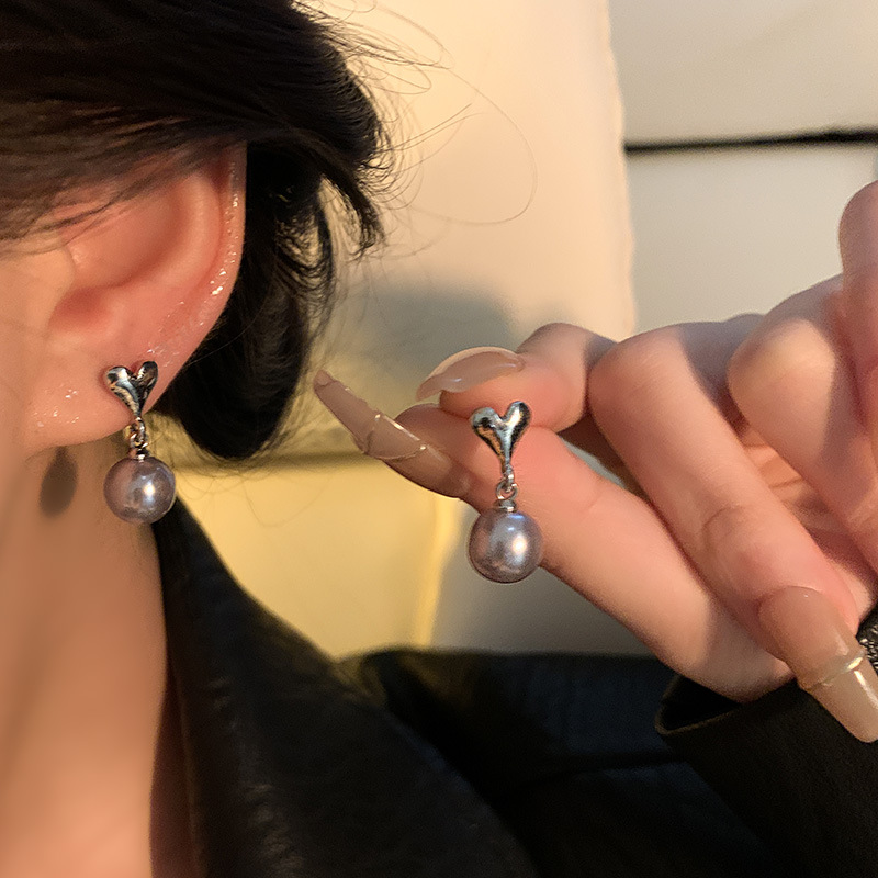 French simple grey heart-shaped pearl stud earrings for women, 925 silver needle, fashionable and high-end, versatile best-selling earrings wholesale Application Scenario