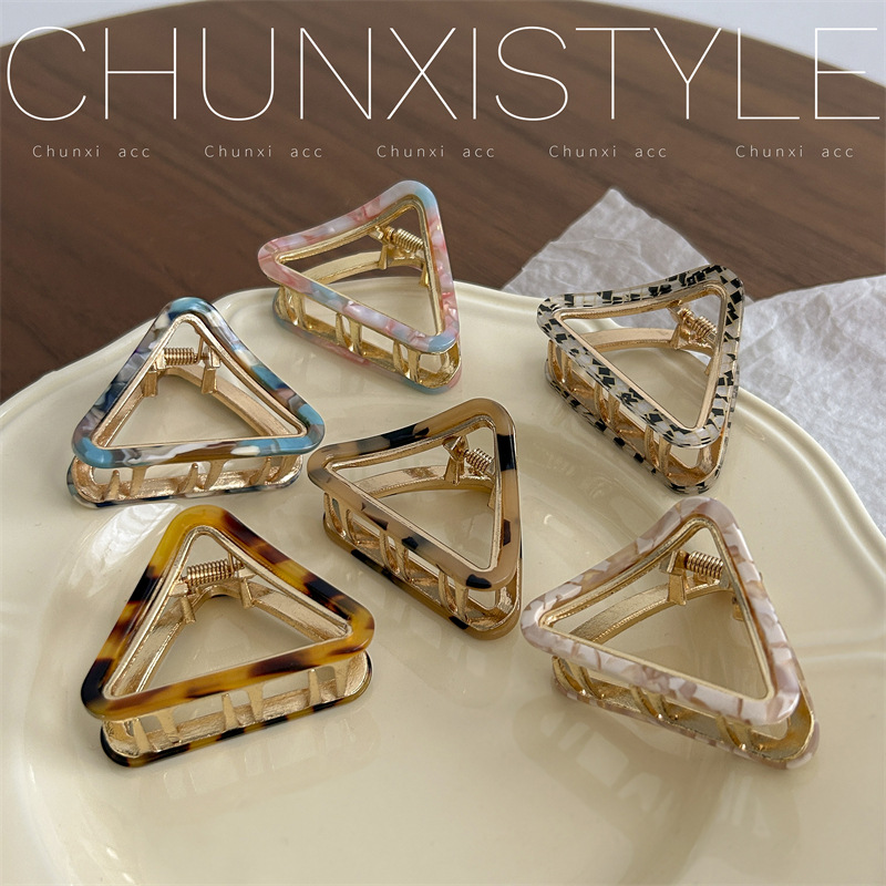 Korean-style alloy triangular gripper, acetic acid simple hollowed-out design, hair gripper at the back of the head, top clip, headpiece full figure