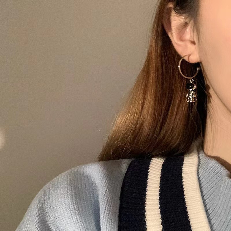 Unique and versatile, sweet and cool, trendy astronaut earrings, asymmetrical stud earrings, ins design sense, fashionable and niche earrings details Picture