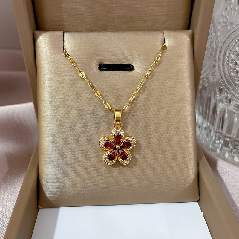【 Titanium Steel 】 Pomegranate red five-leaf flower, light luxury and elegant, full diamond necklace, versatile for women, collarbone chain, titanium steel chain full figure