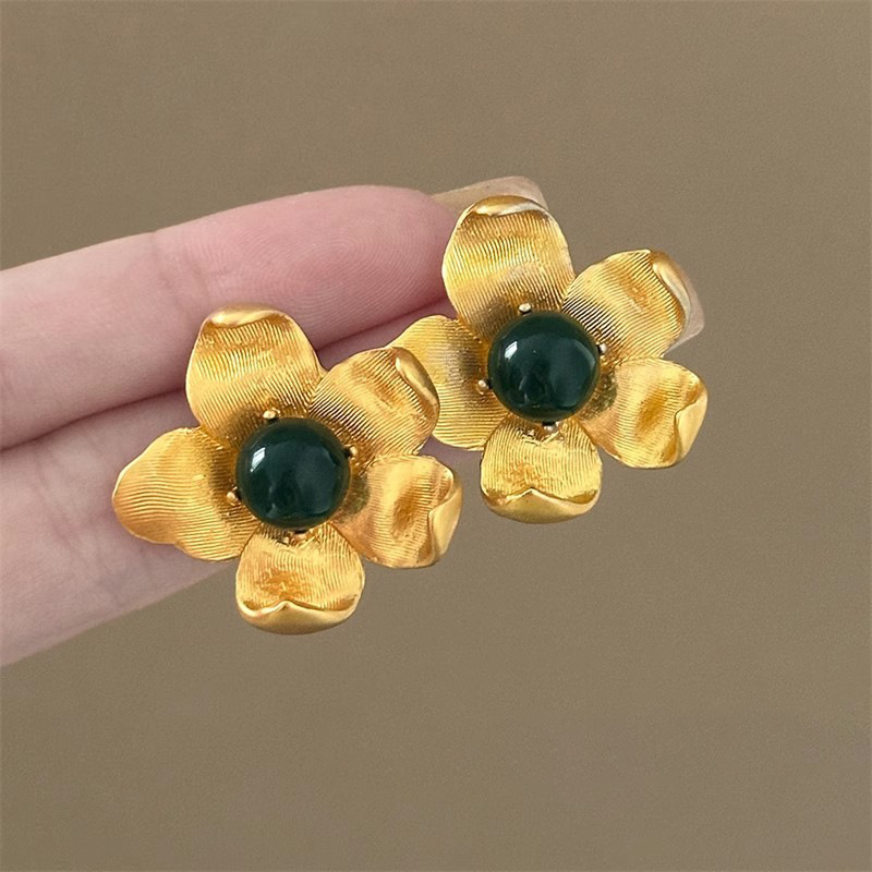 Retro metallic floral earrings for women, light luxury, niche and high-end, versatile and elegant stud earrings, trendy earrings for elegant socialites details Picture