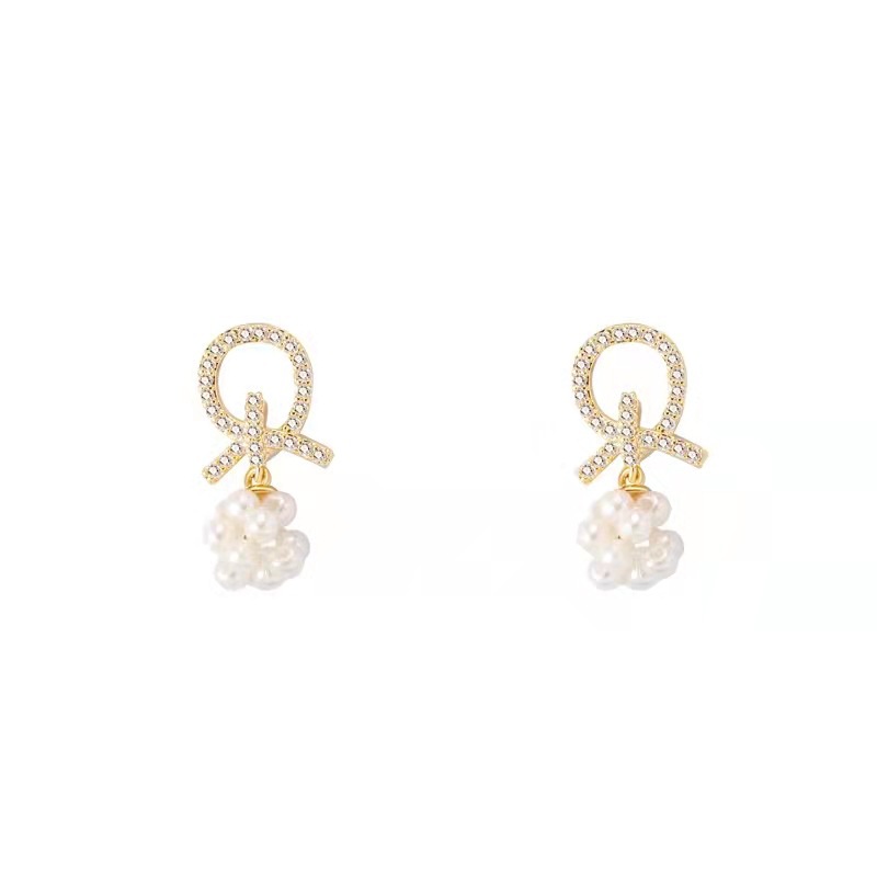 The 2025 new Korean trendy pearl stud earrings are a sweet, fashionable, high-end and exquisite design accessory for women Item Picture