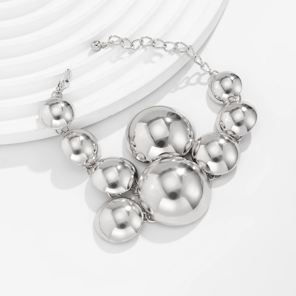 European and American cross-border jewelry exaggerated smooth alloy round pendant Necklace punk design sense Necklace set Application Scenario