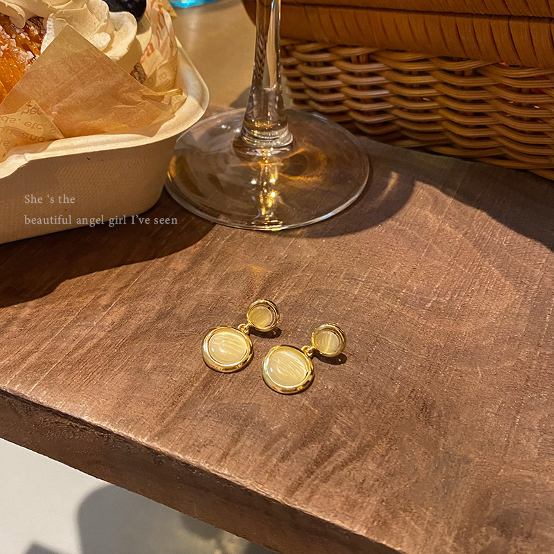 French retro cat's eye stone ear studs are versatile for women, with a light luxury and unique tassel design. They are the same style of earrings as Internet celebrities Specification drawing