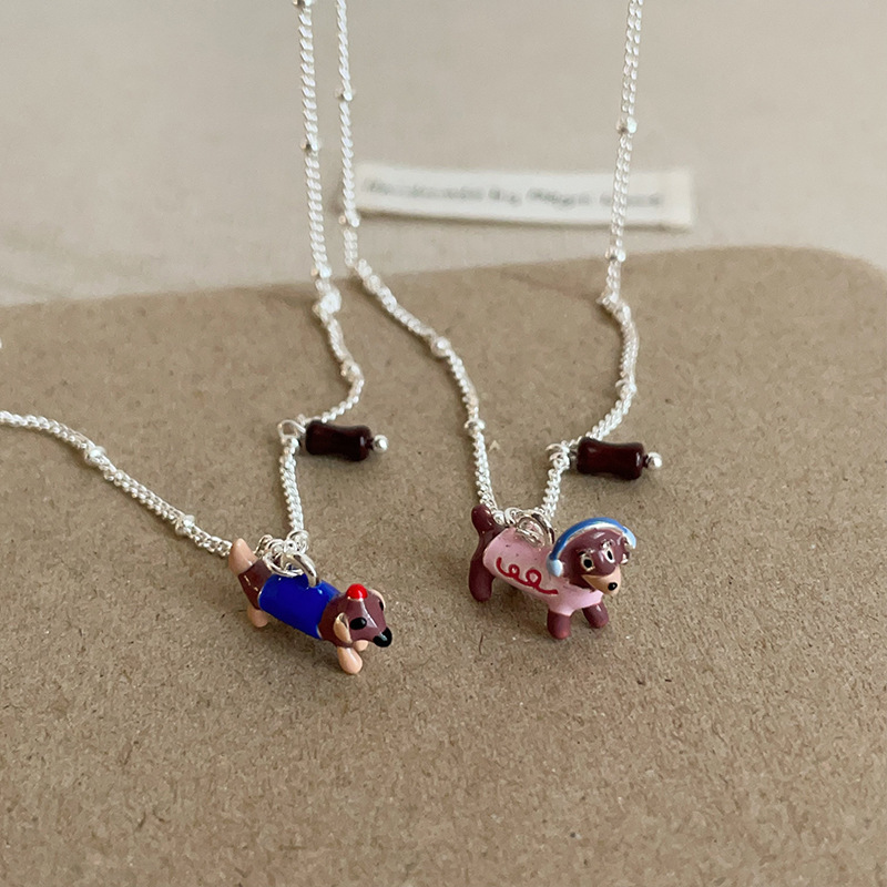 A playful and colorful oil-dripping dachshund pendant necklace for women, with a unique and distinctive design sense, is a neckchain and collarbone chain Application Scenario