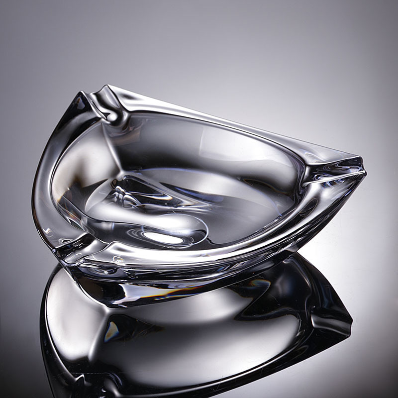Lizun Crystal triangular ashtray Hotel home hall decoration Creative amber ashtray Cigar ashtray Application Scenario