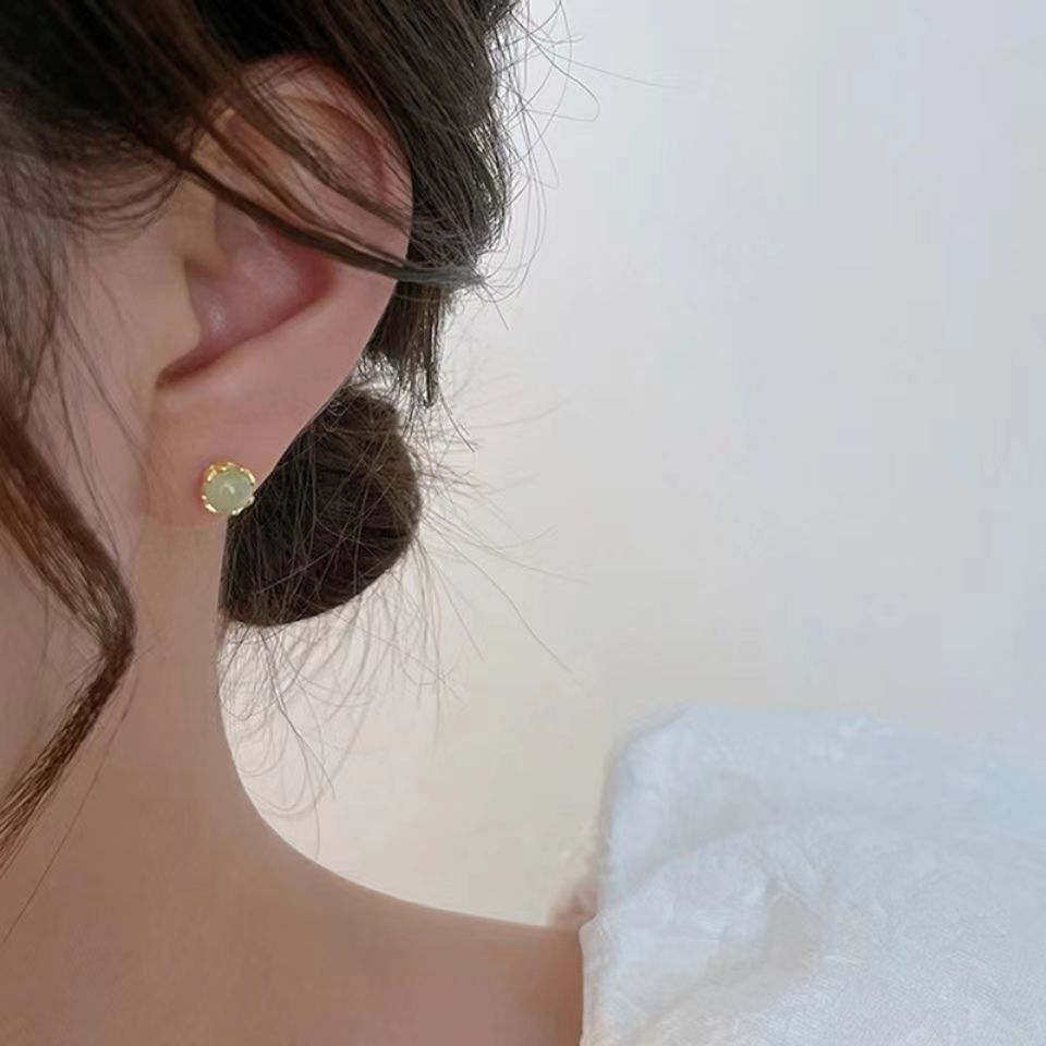 Light green small stud earrings for women, retro French style, high-end and elegant, cold style earrings, simple and versatile earrings full figure