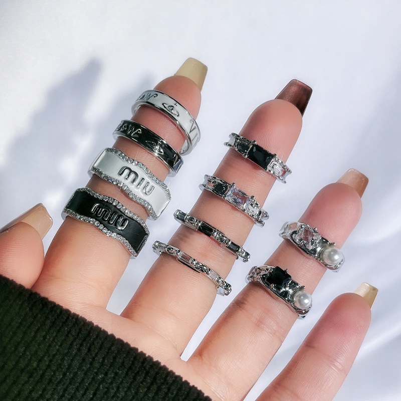 A niche black and white glazed zircon couple ring with a cold and fashionable style, a simple and individual open-top ring accessory trend for couples Application Scenario