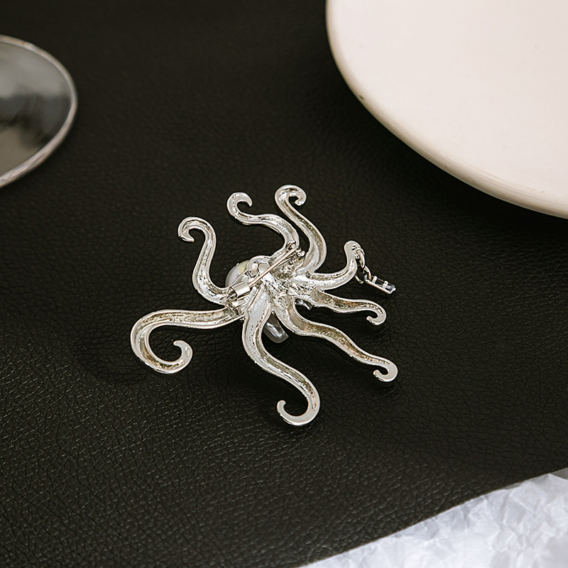 European and American metal octopus brooch, tropical ocean, Baroque pearl corsage, niche, light luxury and high-end accessory Application Scenario