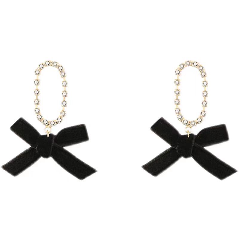 French retro black velvet stud earrings, a niche design for women with a high-end feel, a new trendy and fashionable ear accessory from 2025 Item Picture