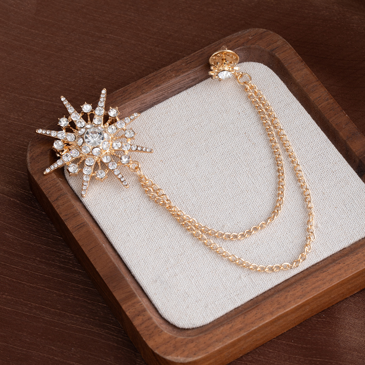 European and American cross-border diamond-encrusted irregular geometric high-end suit brooch, simple tassel suit jacket accessory collar pin Application Scenario
