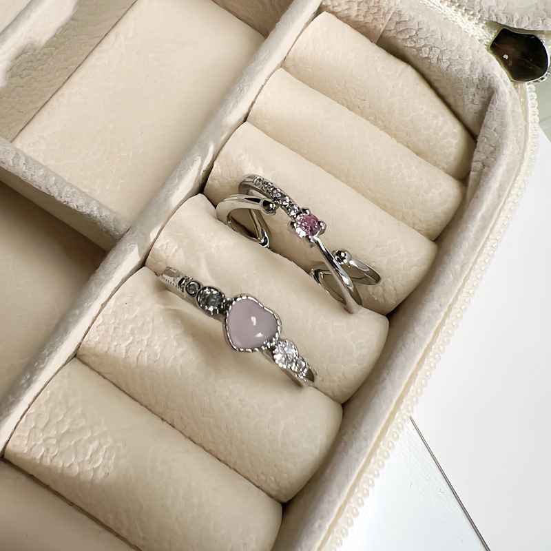 Minimalist pink diamond cross opening ring, a unique design with a heart for women, exudes a sense of sophistication, sweetness, coolness and fashion, making it a trendy index finger ring Specification drawing