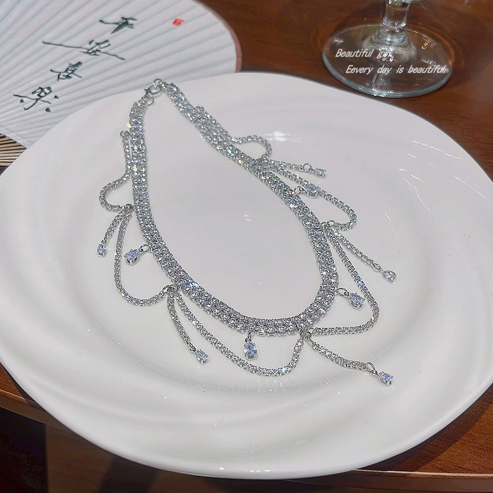 A popular European and American full-diamond water drop necklace accessory, a light luxury and niche design for women, a ladylike style sweater chain, and a stylish collarbone chain Specification drawing