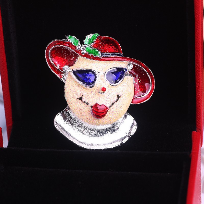 Z61 New European and American Christmas tree brooch, cute penguin corsage, Santa Claus brooch and corsage wholesale Application Scenario