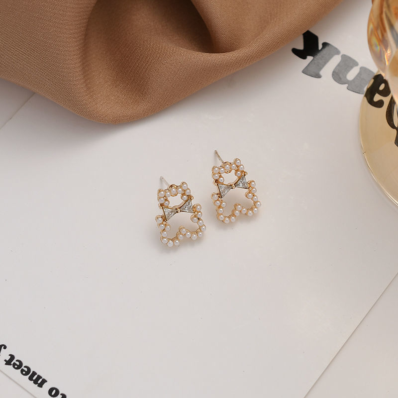 Cute and exquisite pearl zircon bear stud earrings for women on Instagram, sweet and versatile, with a unique design sense for autumn and winter Application Scenario