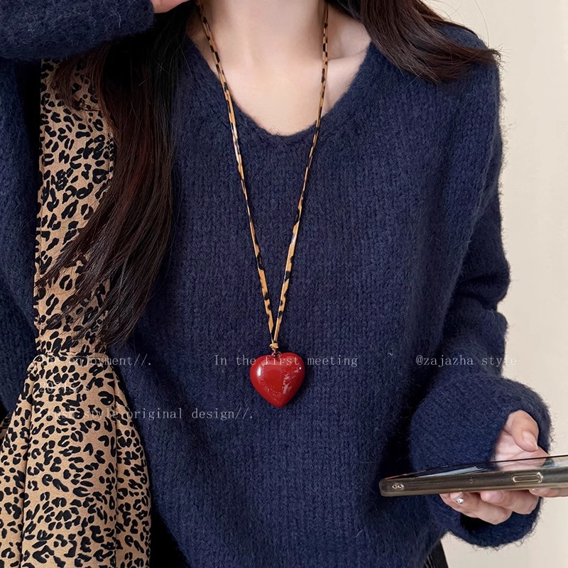 Red hollowed-out flower heart-shaped necklace for women's Spring/Summer 2025 new long Korean-style sweater chain, fashionable and stylish details Picture