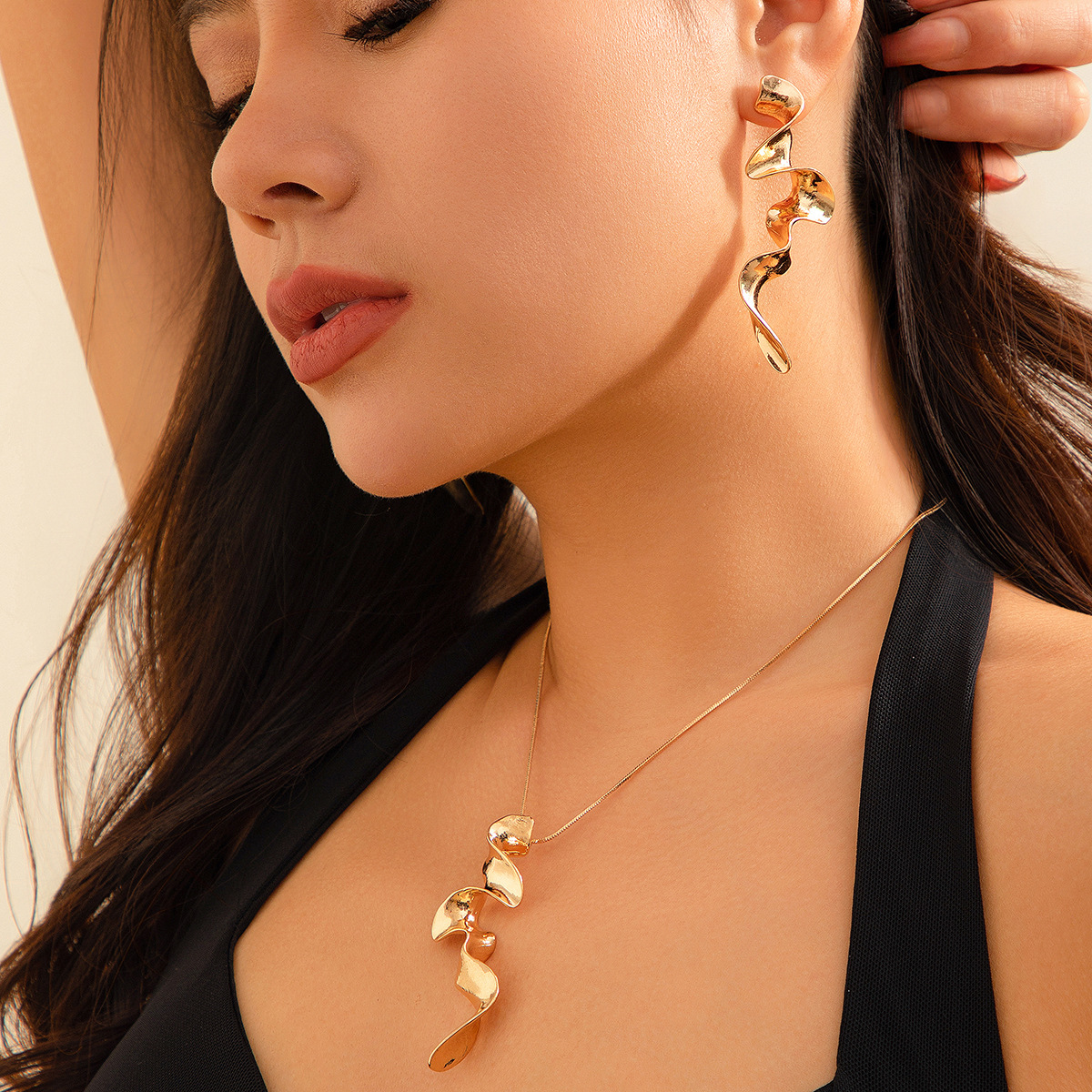 European and American cross-border jewelry: cold style geometric twisted design sense necklace, spiral liquid metal feel necklace full figure