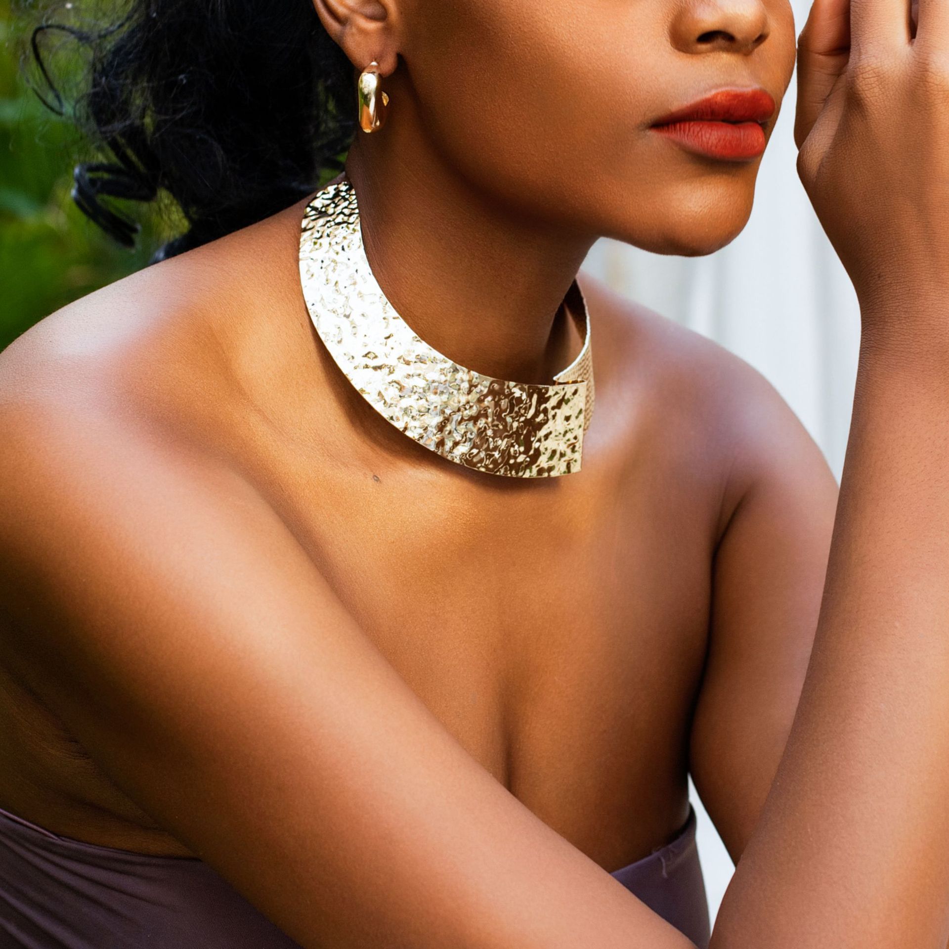 Exaggerated choker opening necklaces in the tribal style of Europe, America and Africa, metal irregular wide corrugated punk necklaces full figure