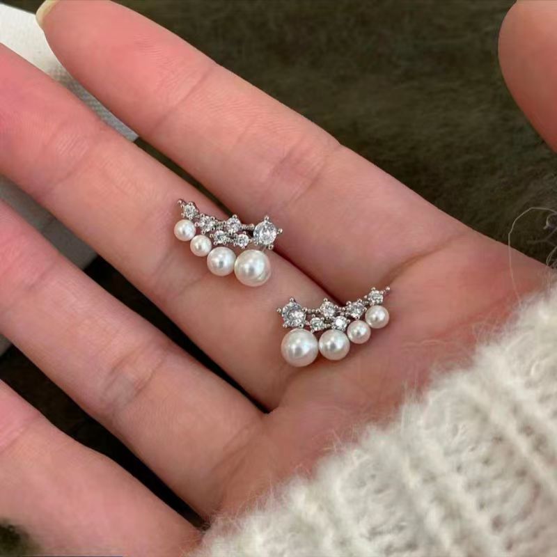 The niche design of the sparkling diamond pearl stud earrings is light luxury, versatile, and exudes a unique sense of sophistication. It is a new type of earrings for women in 2025 full figure