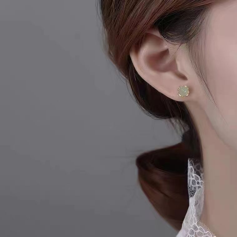Light green small stud earrings for women, retro French style, high-end and elegant, cold style earrings, simple and versatile earrings details Picture