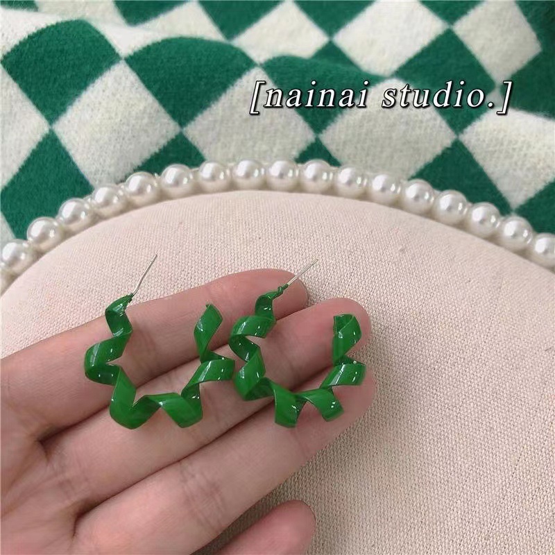 Retro Hong Kong style, green telephone line ear studs, women's personality, versatile and fresh earrings, niche design sense earrings full figure
