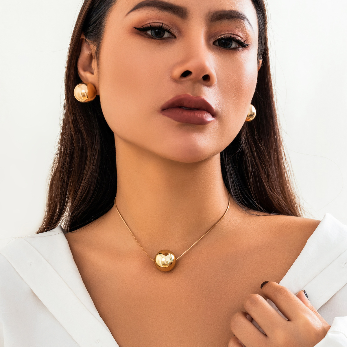 European and American cross-border accessories: simple snake bone chain geometric round bead necklace, versatile and niche punk spherical collarbone chain for women details Picture