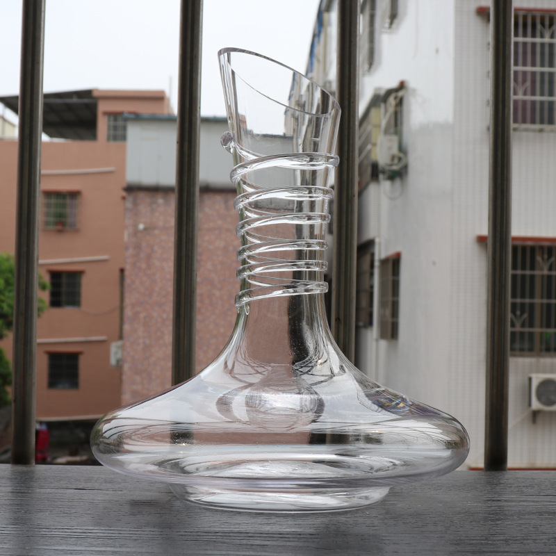 New wire-wound handcrafted crystal red wine decanter, wine dispenser, creative handle slanted decanter, quick decanter Application Scenario