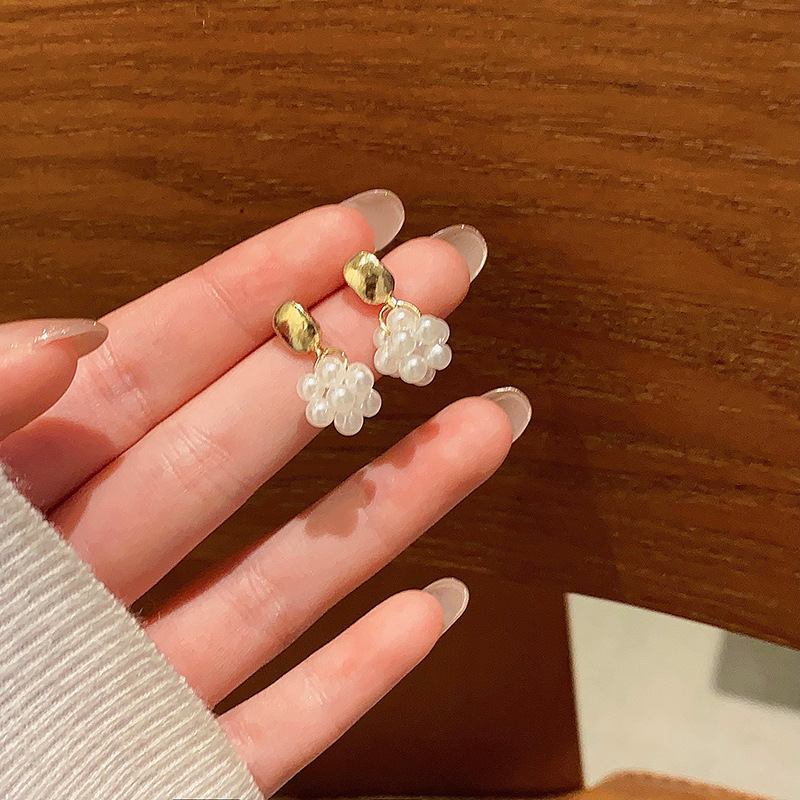 Super ethereal and elegant rice-grain pearl stud earrings for women, light luxury and niche metal feel earrings, versatile and elegant internet-famous earrings wholesale Specification drawing