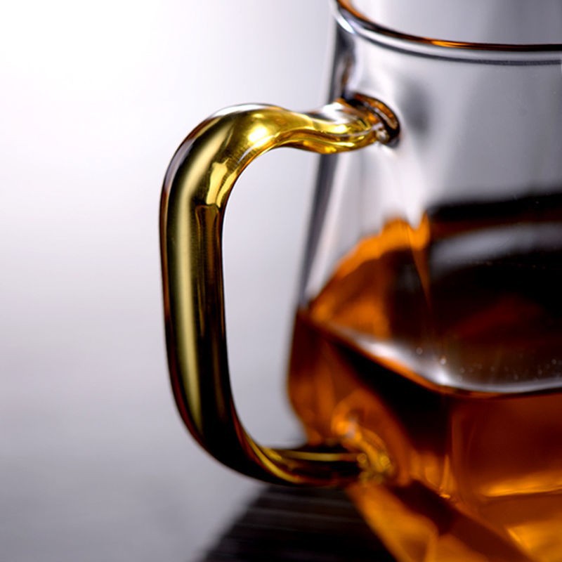 Glass fair cup, diamond-shaped tea tray, thickened public cup, tea divider, large tea set, high-end transparent and transparent tea strainer cup Application Scenario