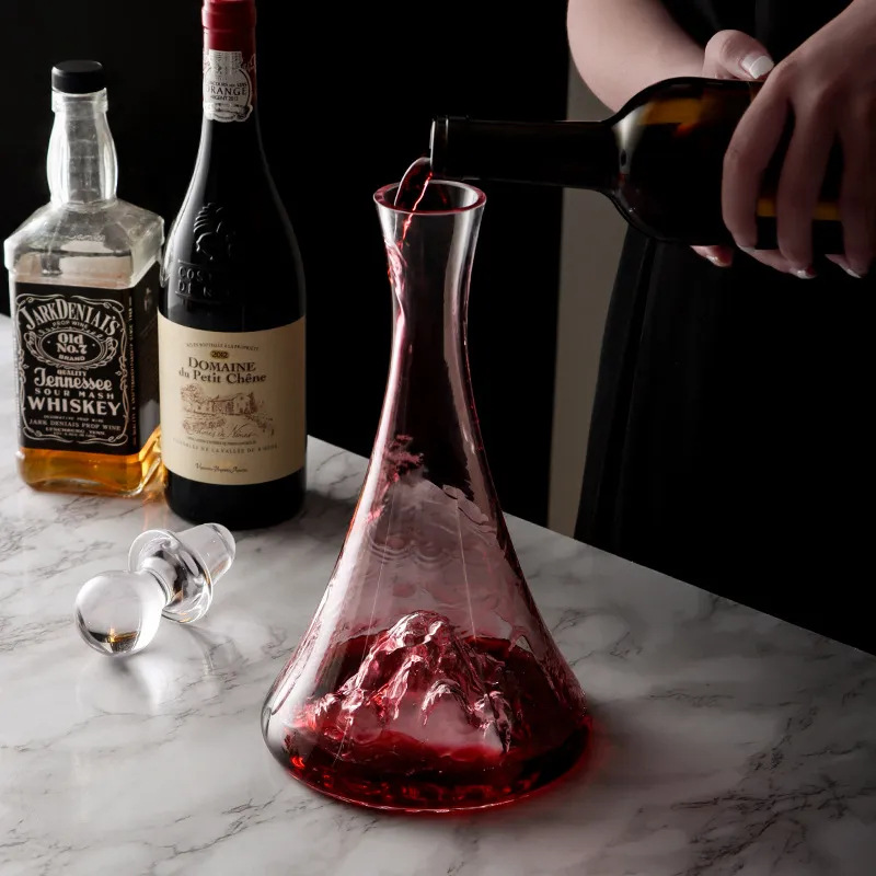 Creative iceberg wine decanter, light luxury high-end cinched waist and large belly wine divider, commercial high-appearance level grape wine divider Application Scenario