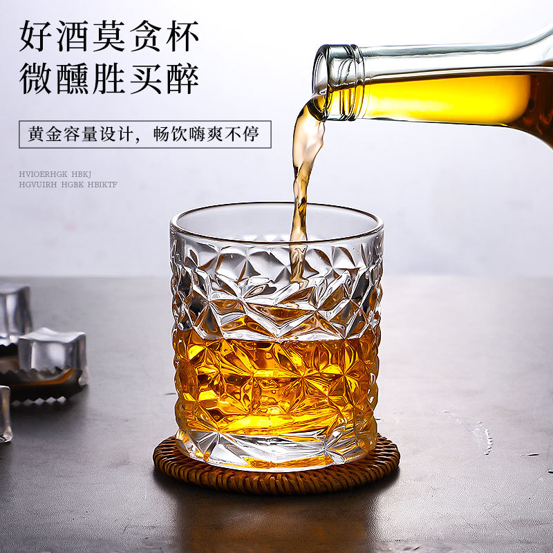 High-appearation-level glass whisky glasses, brandy glasses, spirits glasses, cocktail glasses, bar wine sets, beer glasses full figure