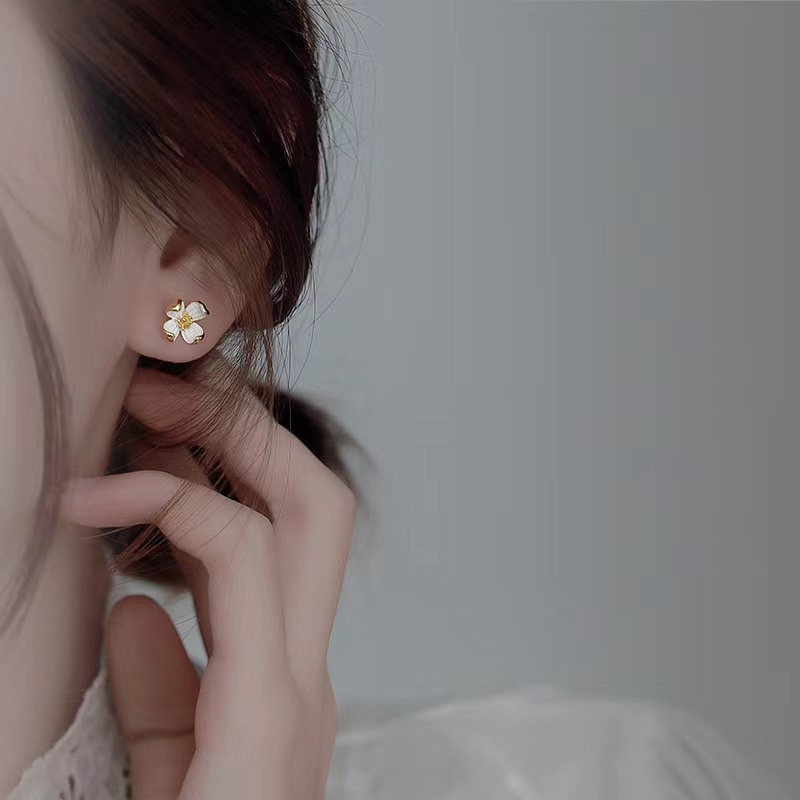 French retro and niche design lilac stud earrings for daily wear, elegant fairy earrings 2025 new style earrings details Picture
