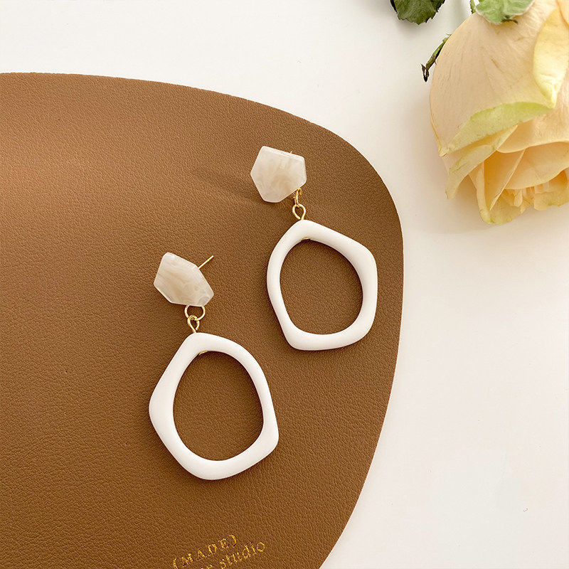 s925 silver needle earrings, the same style as Anna's in Dongdaemun, South Korea, with ancient geometric acrylic stud earrings and ear clips Application Scenario