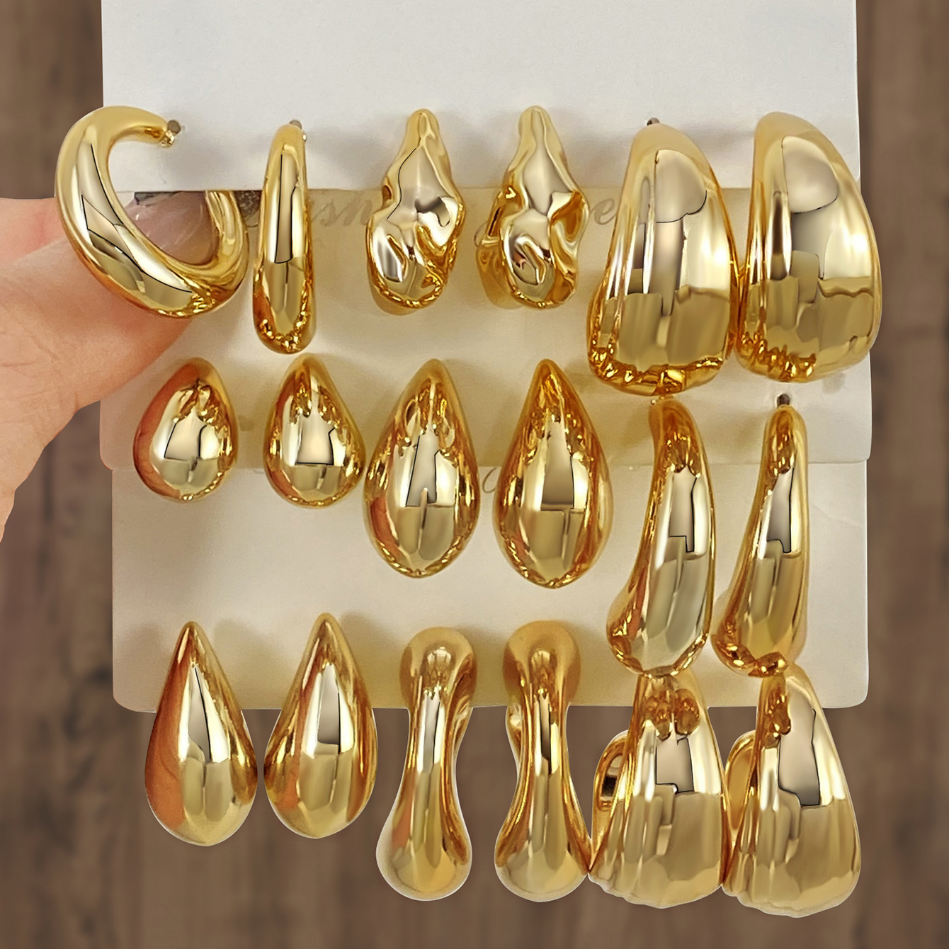 Wholesale of 6 pairs of new high-end golden teardrop earrings and creative C-shaped earrings from cross-border sources full figure