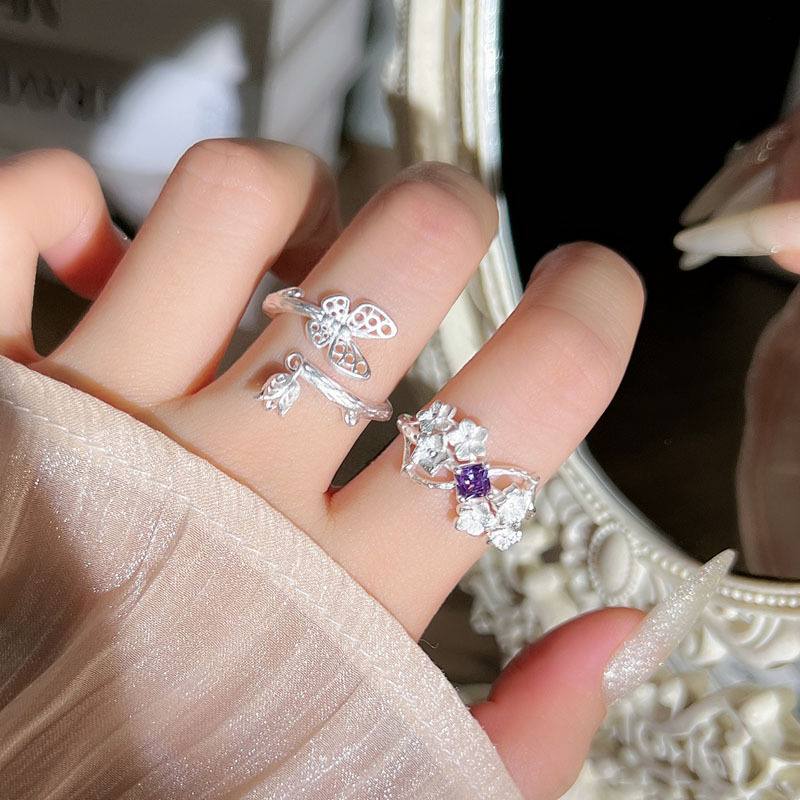 The new light luxury star wreath is exquisitely silver-plated, frosted purple diamond flower ring with hollowed-out butterfly tassels, exuding a refined charm full figure