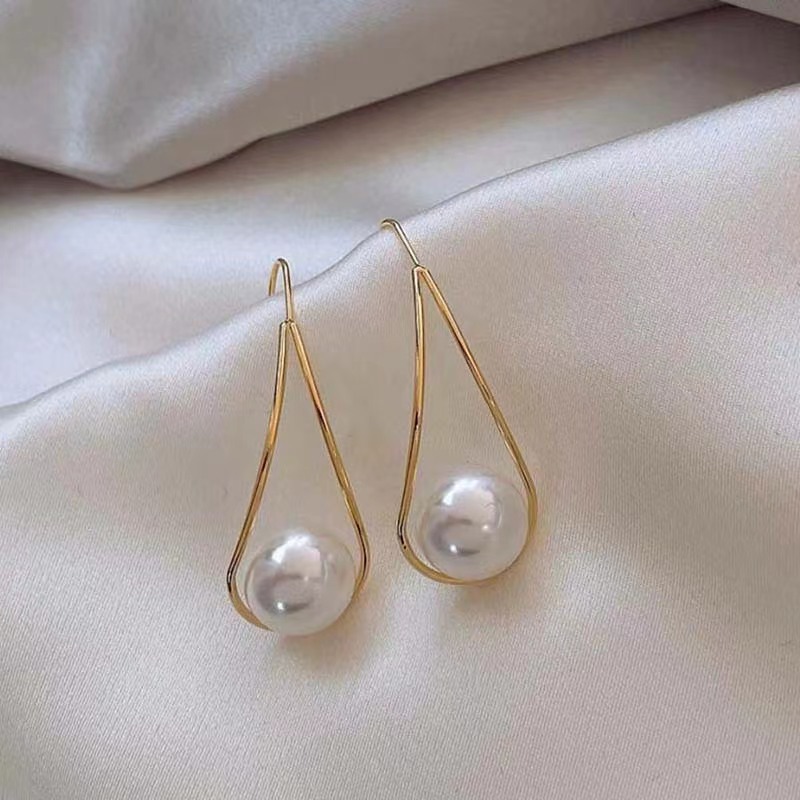 Simple metal pearl earrings, a retro and elegant style for women, a grand and unique design for socialite, a new type of explosive earrings in 2025 Application Scenario