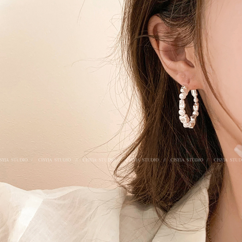 Light luxury, niche and high-end silver circle earrings for women, 2024 new bestsellers, fashionable and versatile earrings wholesale details Picture