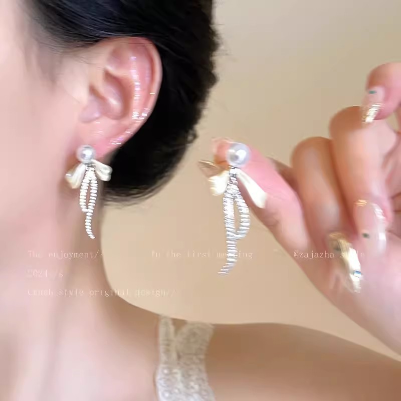 French bow pearl tassel earrings for women, 2024 new style, light luxury and high-end earstud, unique and trendy earrings Application Scenario