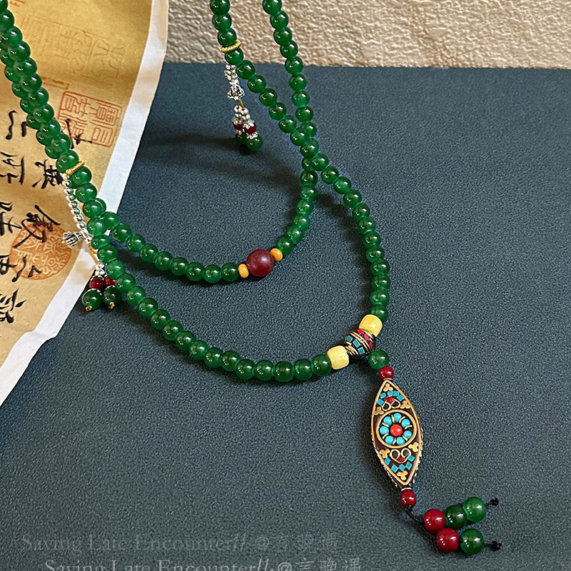 A Chinese-style agate beaded necklace paired with a long sweater chain, a new Chinese-style ethnic retro cheongsam crossbody chain accessory full figure