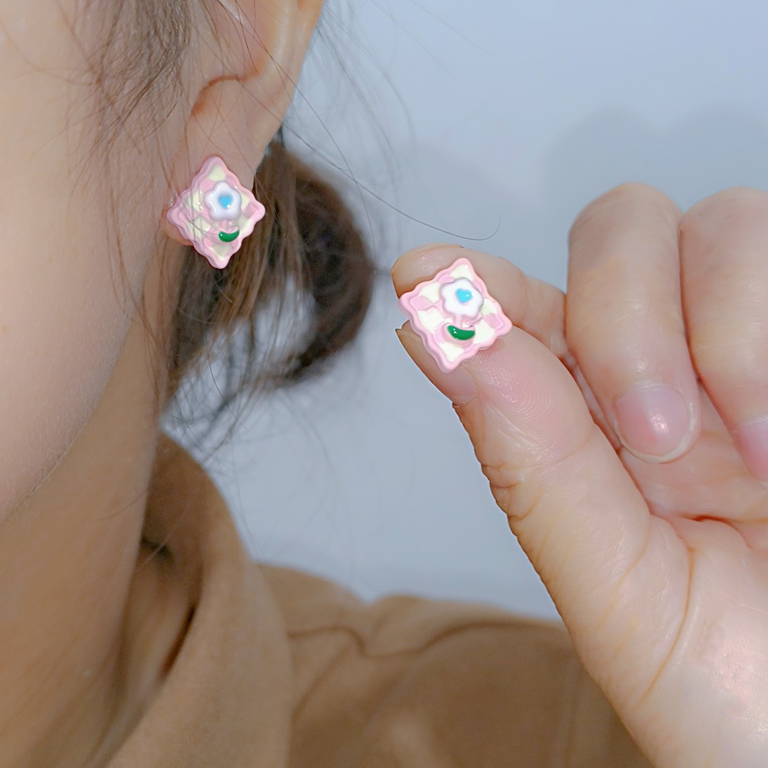 Fresh and sweet Korean style, versatile and elegant, niche flower stud earrings for women, exquisite and fashionable design sense, 2025 new style full figure