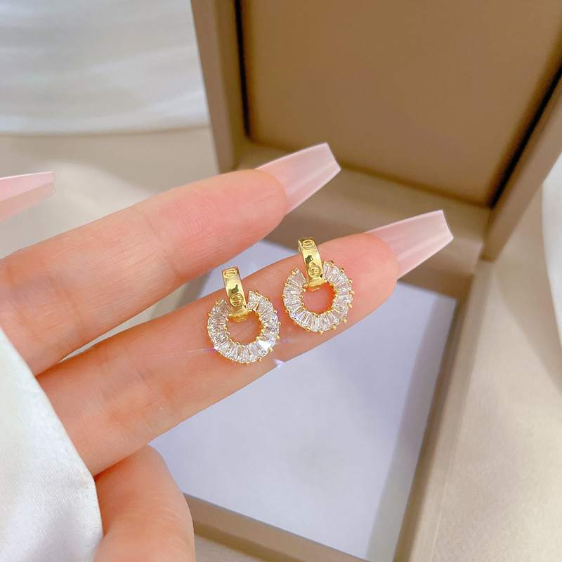 【 Titanium Steel 】 Full diamond ring necklace and earrings set, light luxury, slightly inset, personalized and elegant banquet earrings and necklaces combination Application Scenario