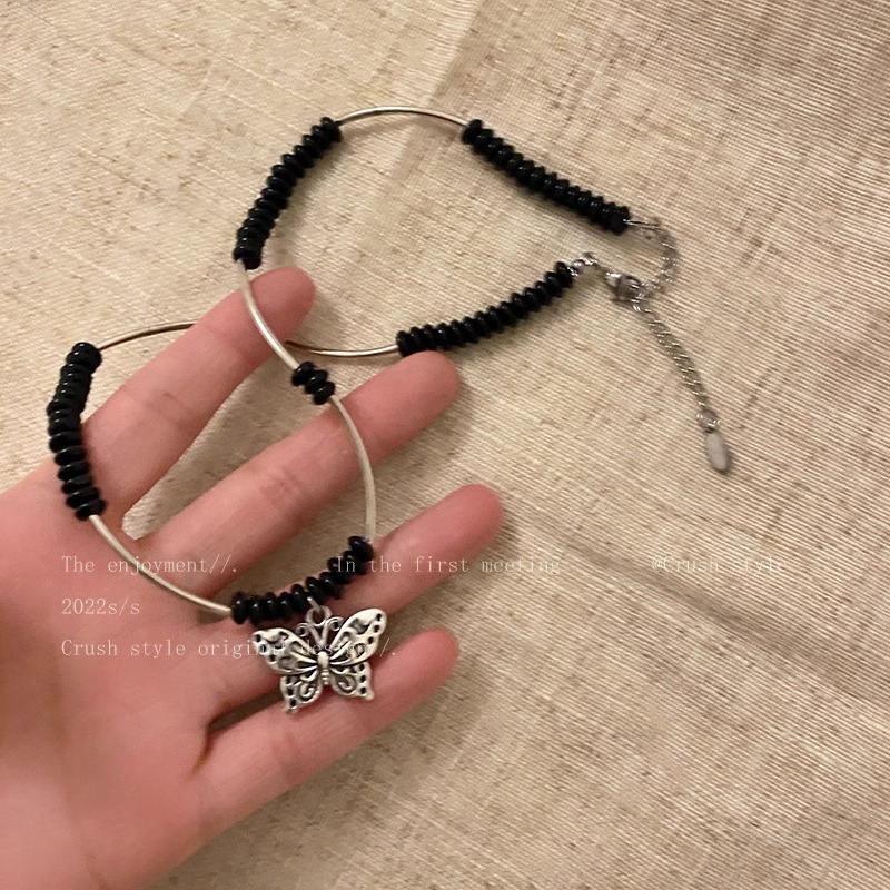 The vintage little butterfly necklace, with a unique design sense and handcrafted beaded style, is a trendy collarbone chain from 2023 details Picture
