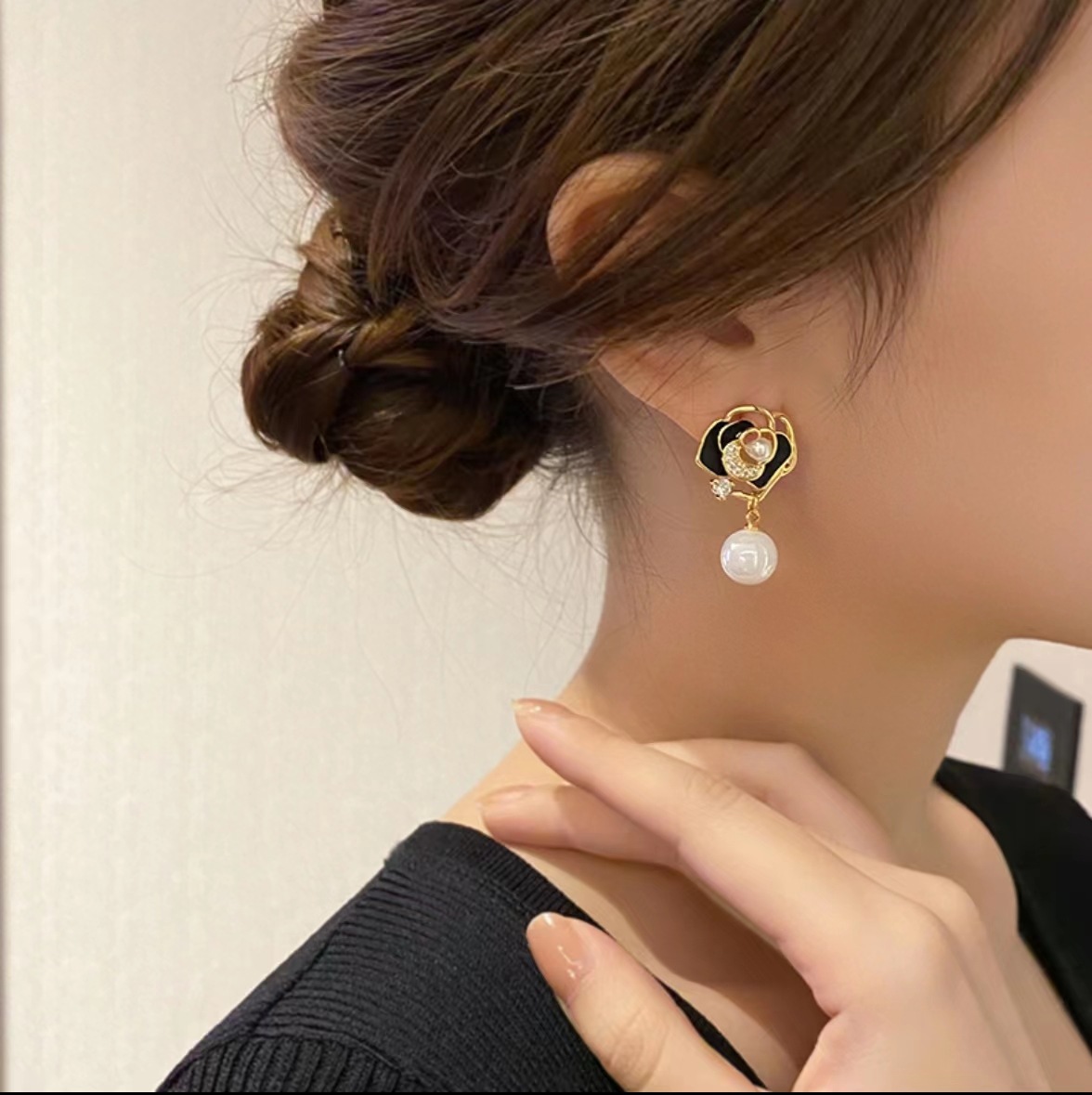 The 2025 new camellia pearl stud earrings for women are a niche, stylish, and versatile style with a touch of sophistication Specification drawing
