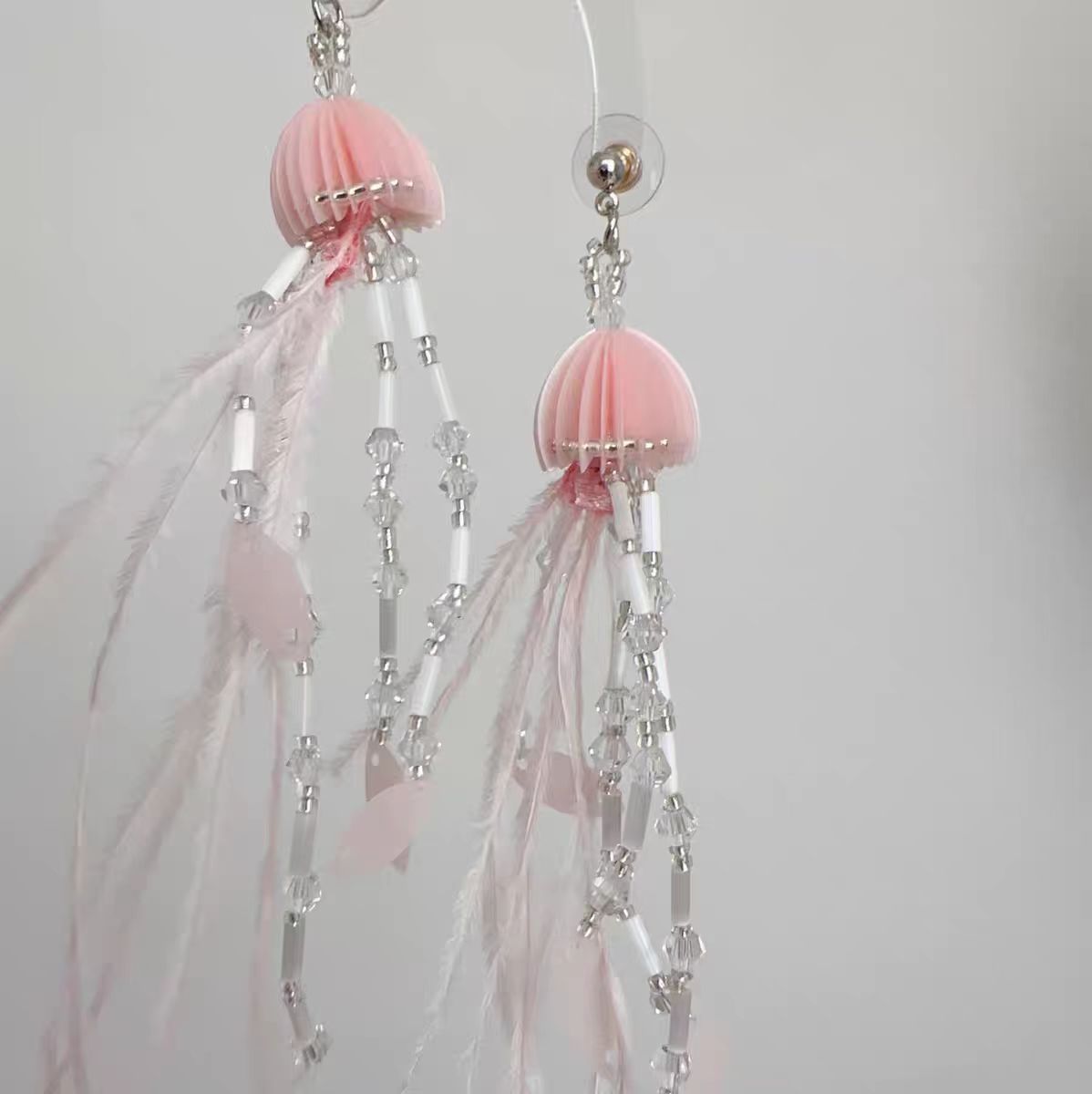 "Heart fluttering here!" Colorful jellyfish feather stud earrings, sequined tassel plush long earrings, vacation-style earrings full figure