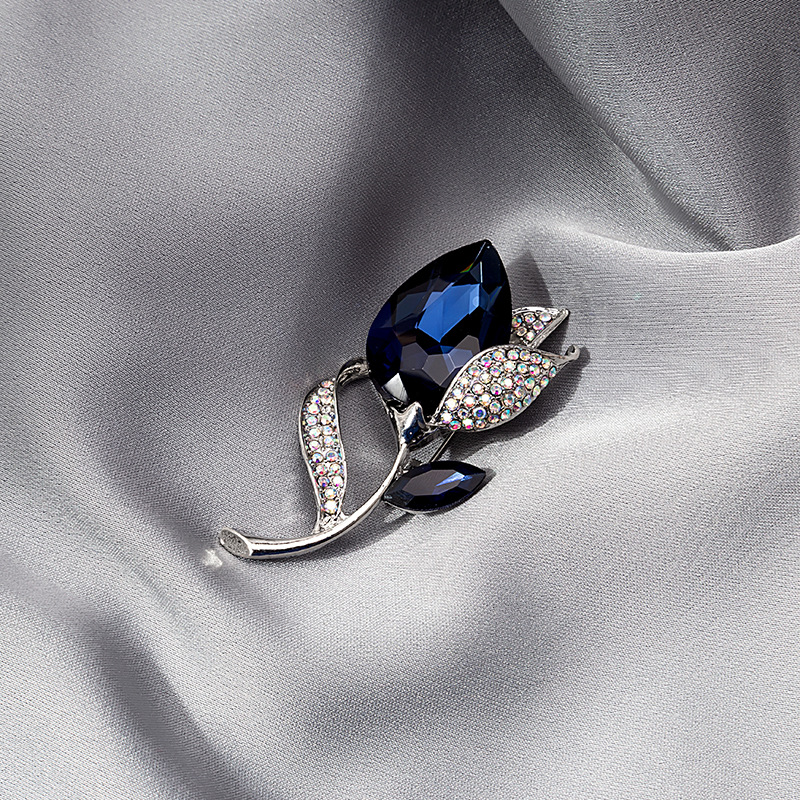 New fashionable and elegant crystal calla lily corsage copper flower brooch, high-end, elegant, fashionable and simple style corsage details Picture