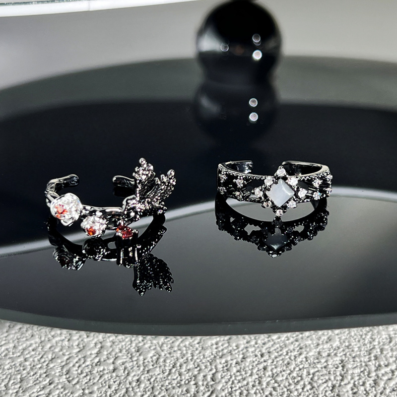 Dark Gothic style black crow opening ring, unique, trendy, fashionable, niche and distinctive design punk ring Application Scenario