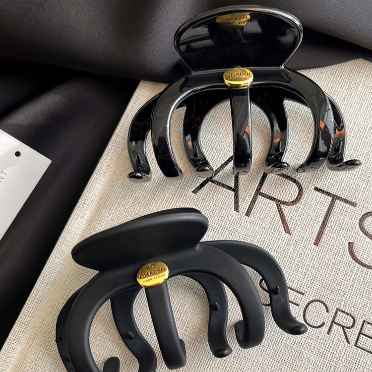 The 2025 new black large pumpkin claw clip is a high-end female hairpin at the back of the head, with a niche and elegant shark clip headwear details Picture