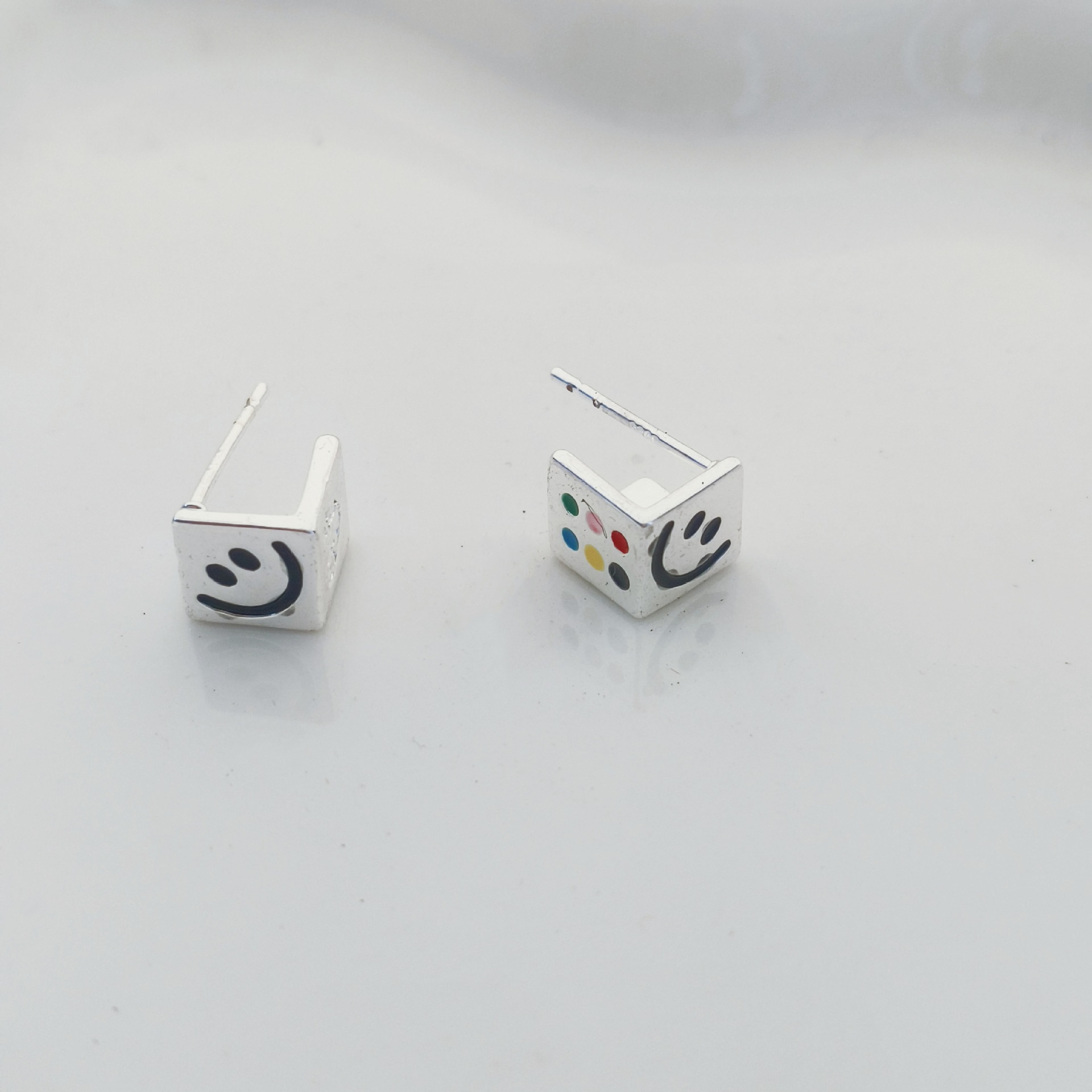 Personalized and creative design of dice smiley face stud earrings with three-sided patterns, a new style of high-end and versatile earrings in 2025 Specification drawing