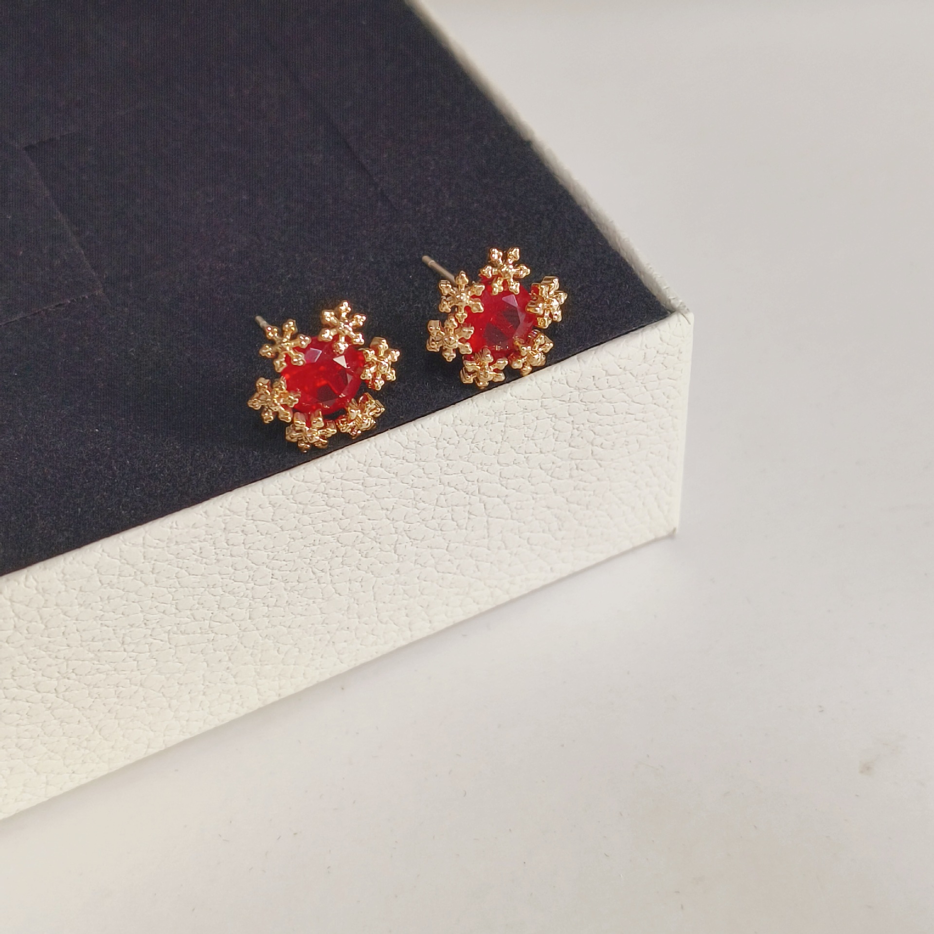 Japanese and Korean versatile, exquisite snowflake ruby stud earrings for women, a niche, fashionable, light luxury, high-end, sweet, cute and elegant ear accessory full figure