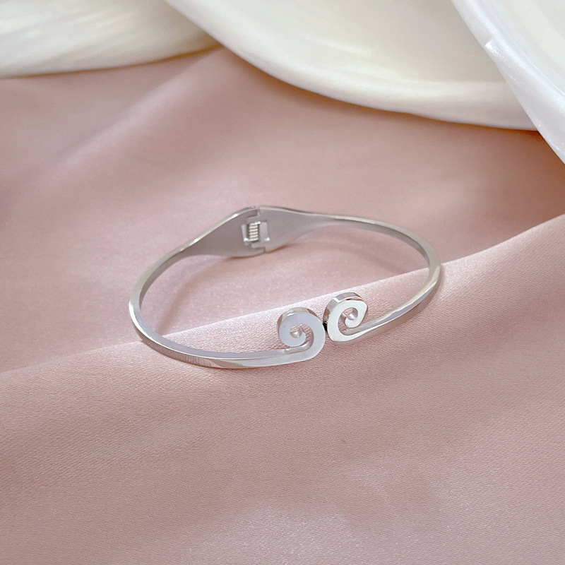 【 All-titanium Steel 】 European and American INS style light luxury titanium steel bracelet, minimalist cross-border tightening spell stainless steel bracelet Application Scenario